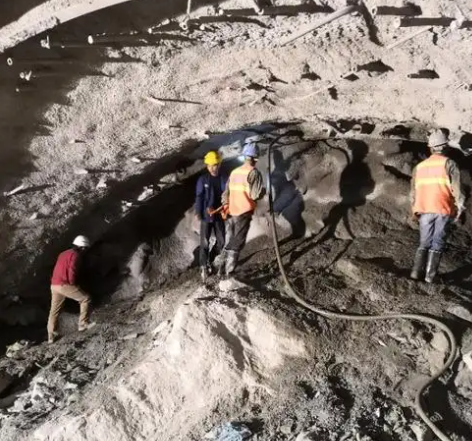逊克拱顶带模注浆料的施工流程及注意事项